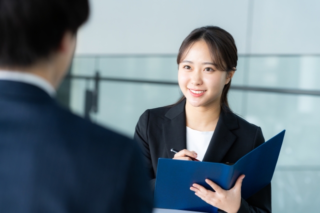 笑顔で面談をする産業保健師
