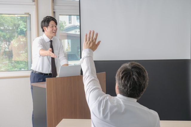 プレゼンで質疑応答に対応する人