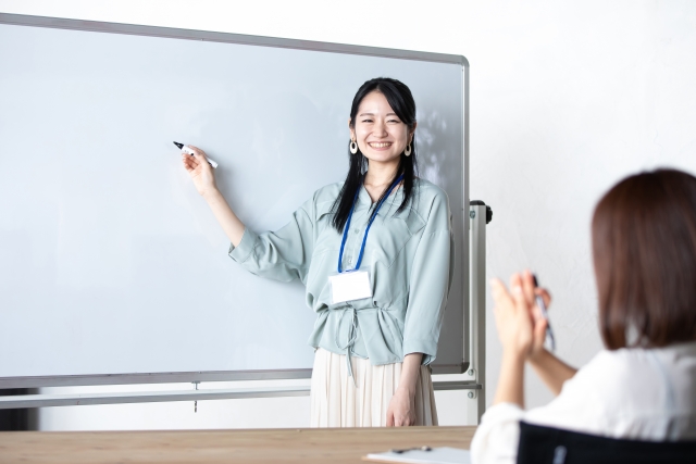 人前でプレゼンをする女性